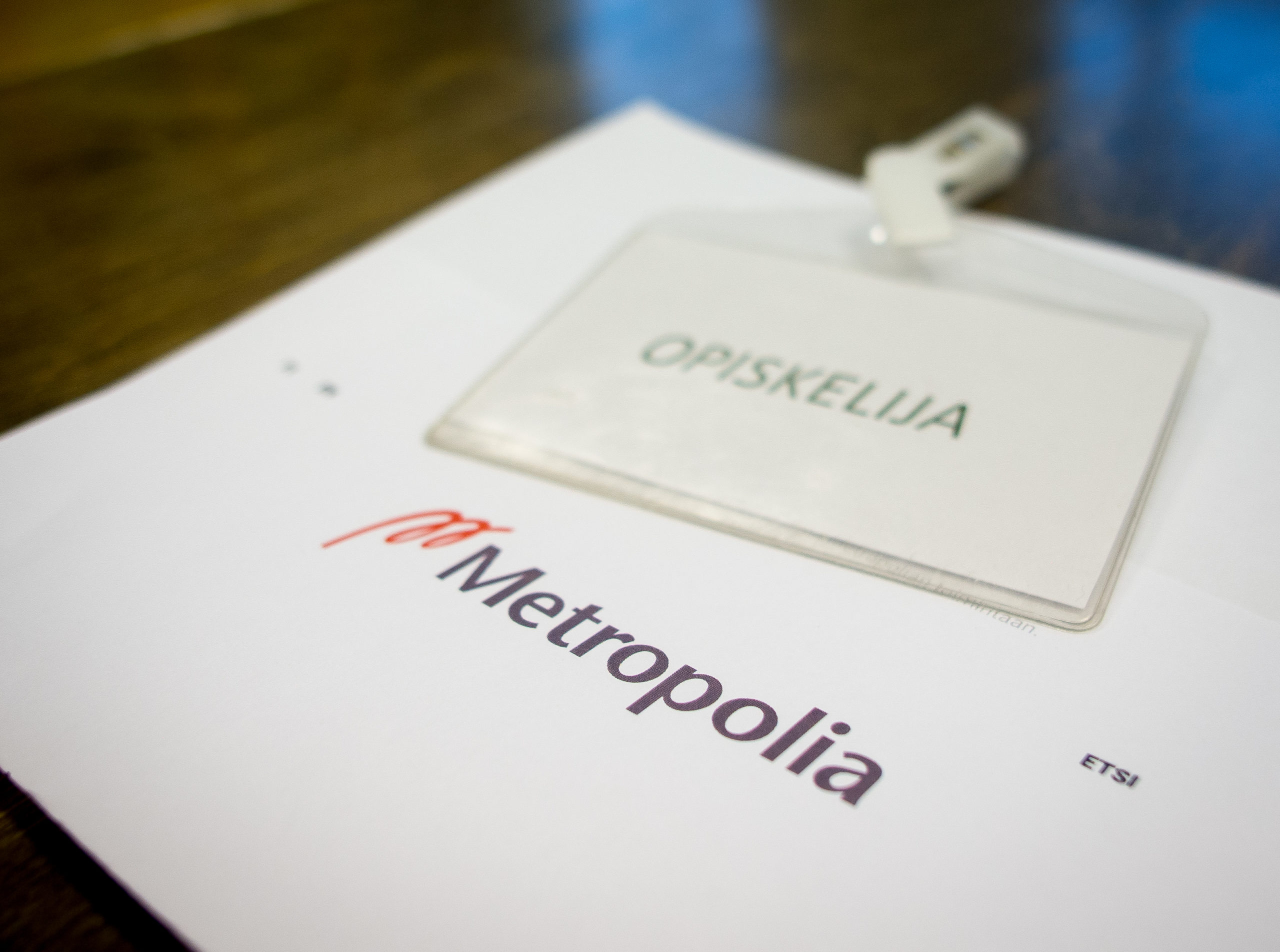 Valokuva opiskelijan ohjauksesta Afasiakeskuksella.