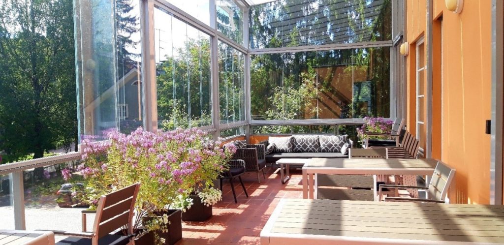 Ryhmäkoti Villa Afasian lasitettu terassi.